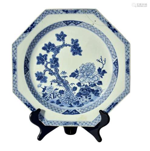 A CHINESE EXPORT BLUE AND WHITE PORCELAIN OCTAGONAL CHARGER