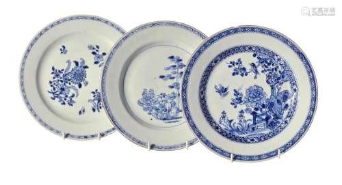 A GROUP OF THREE CHINESE EXPORT BLUE AND WHITE PORCELAIN PLA...