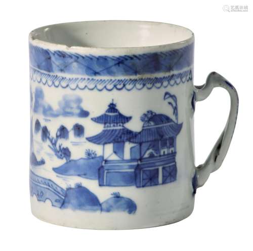A CHINESE EXPORT BLUE AND WHITE PORCELAIN TANKARD
