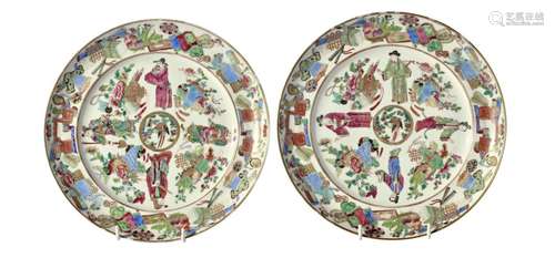 A PAIR OF CANTONESE FAMILLE ROSE PLATES