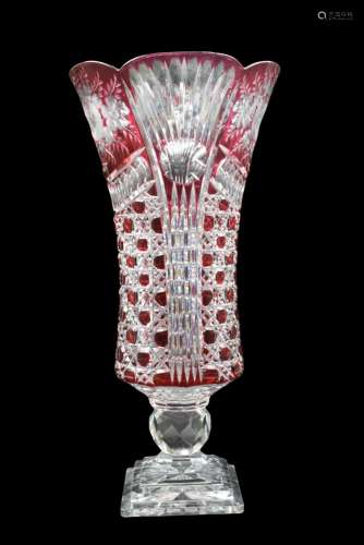Vase en cristal richement taillé dans le goût du Val Saint L...