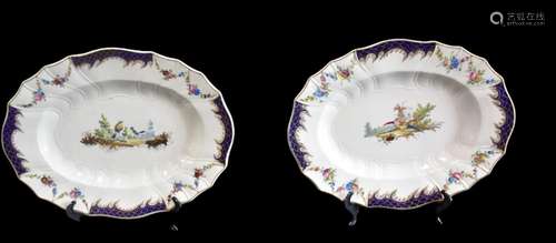 Paire de plats ovales en porcelaine de Tournai polychrome à ...