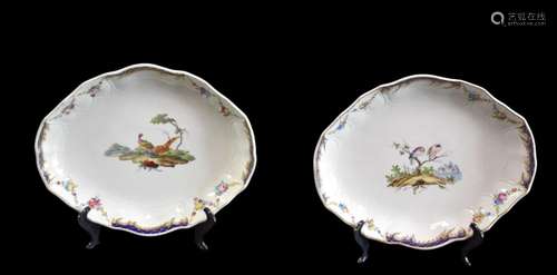 Paire de raviers ovales en porcelaine de Tournai polychrome ...