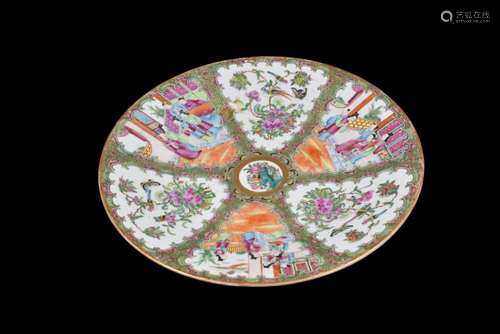 Plat en porcelaine de Canton fin XIXème., Diamètre : 35 cm.