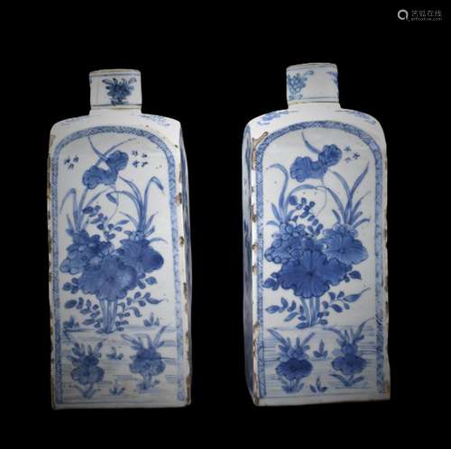 Paire de bouteilles en porcelaine de Chine époque Kangxi., H...