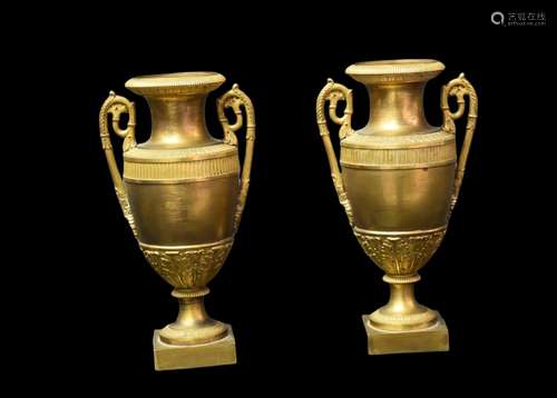 Paire de vases en bronze doré d’époque, empire., Ht : 22 cm.