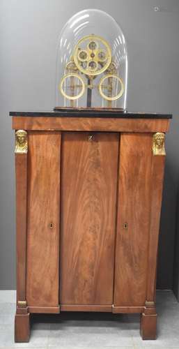 Meuble de style empire vers 1840 incluant, une pendule squel...