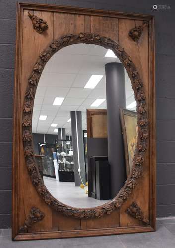 Imposant miroir italien en bois sculpté., Manque une petite ...