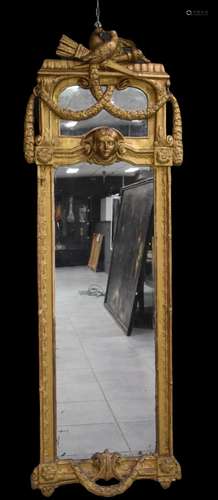 Miroir en bois doré de style Louis XVI à trophée sculpté d&#...