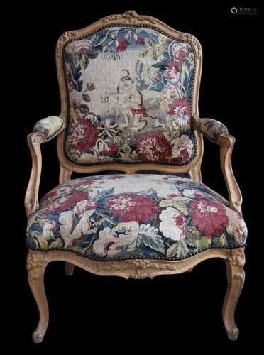 Petit fauteuil en hêtre d’époque Louis XV., Ancienne tapisse...