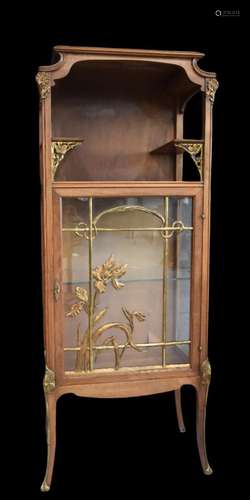 Vitrine art nouveau., Belle ornementation en bronze doré sur...