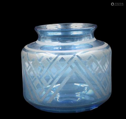 Antonin Daum (1864-1930), Vase art déco à décor sablé., Ht: ...