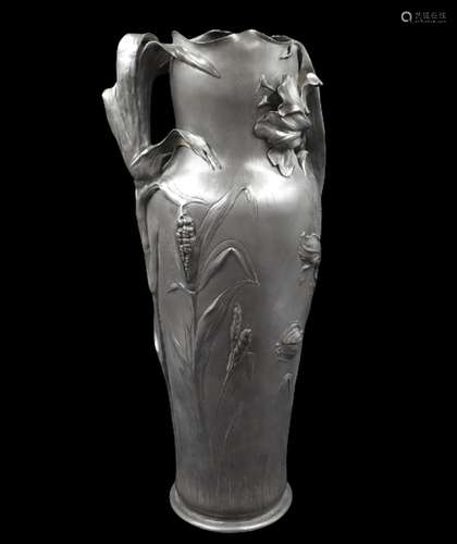 J.R. Honniq, Imposant vase en étain Art Nouveau., Ht : 57 cm...