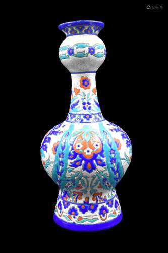 Vase Boch Kéramis en émaux à décor Iznik., Forme 82., Ht : 3...