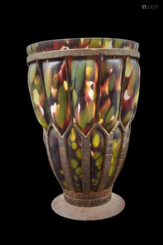 Vase art déco en verre marmoréen dans son armature en fer fo...