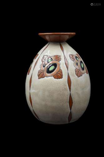 Charles CATTEAU (1860 -1966)., Vase Boch Kéramis en grès à d...