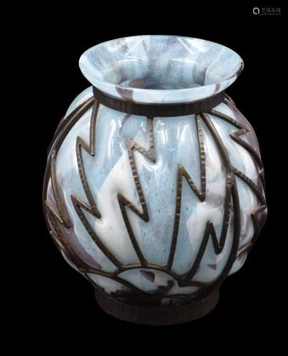 Vase Art Déco en verre et fer forgé., Ht : 24 cm.,