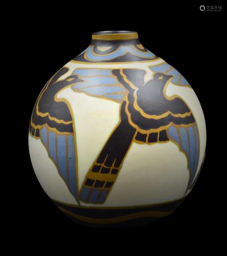 Charles CATTEAU (1880-1966)., Vase à décor mat finish d’hiro...