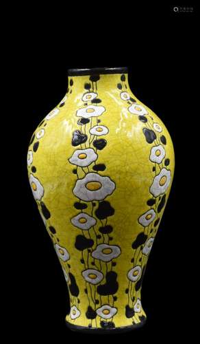 Vase Boch Kéramis en émaux à fond jaune, craquelé, décor mod...