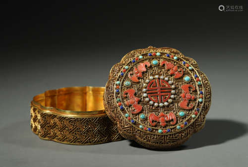 A Coral Inlaid Gold Five-Bat Box and Cover