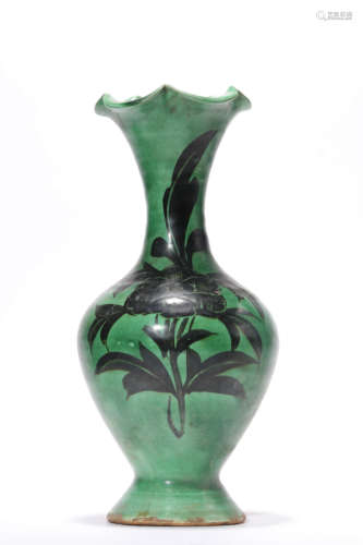 A Green Glaze Flower Foliate-Edge Vase