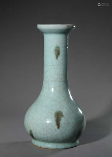 A Brown-Splashed Celadon Glaze Dish-Top Vase