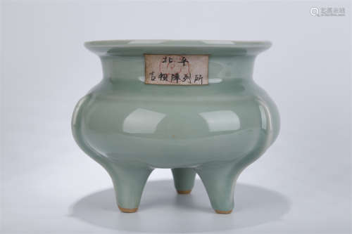 A Porcelain Censer of Ge' Style.