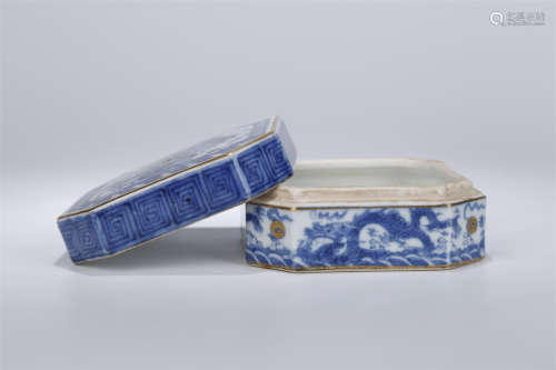A Blue-and-White Square Lidded Box.