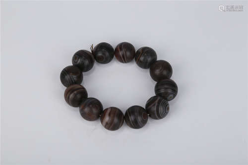 A Bracelet of Sardonyx Beads, Qing Dyn.