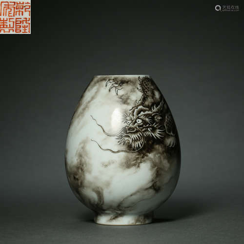 Qing Dynasty,Grisaille Painting Dragon Pattern Bottle