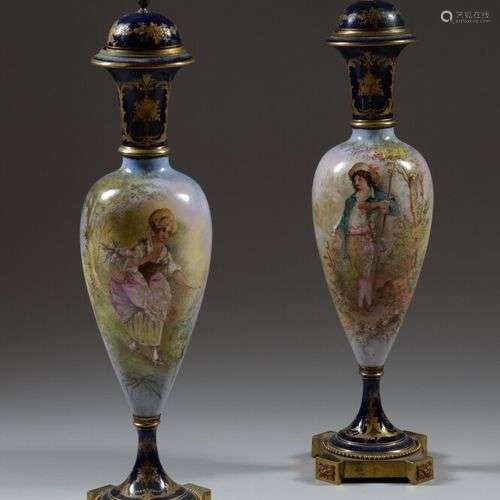 SEVRES dans le style de Paire de vases balustres couverts en...