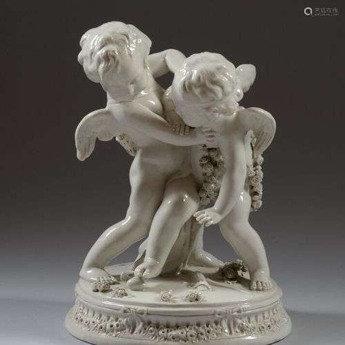 CAPODIMONTE Deux amours luttant Groupe en porcelaine monochr...