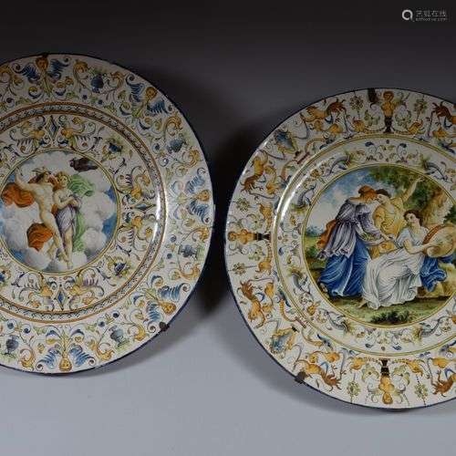 ITALIE Paire de plats circulaires en faïence polychrome à dé...