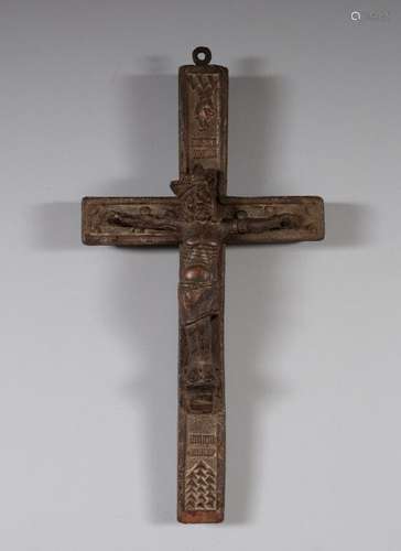 Crucifix en bois sculpté. Christ avec la tête ceinte d'une c...