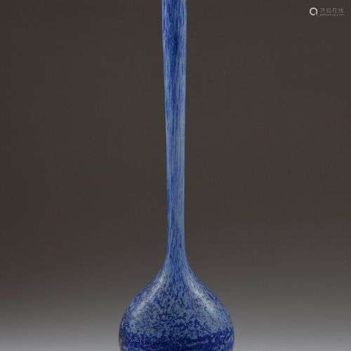 DAUM NANCY Grand vase soliflore en verre marmoréen bleu. Sig...