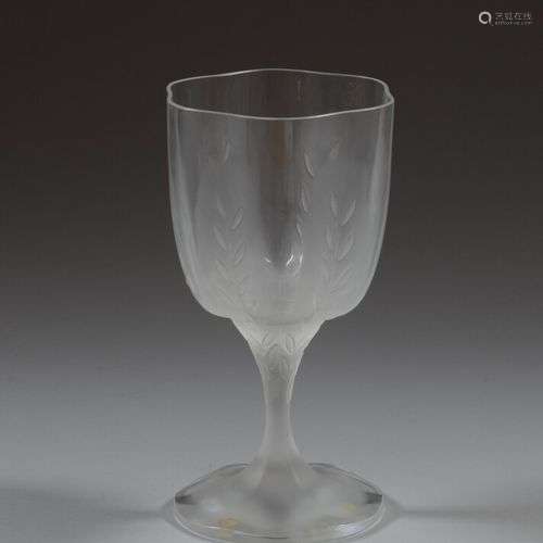 LALIQUE France Vase « Lelia » en cristal pressé et gravé à d...