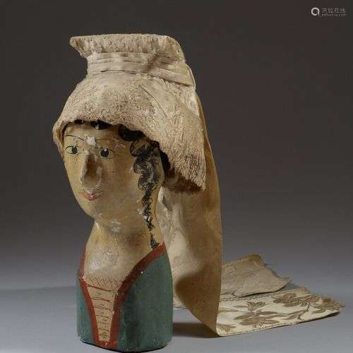 Marotte de coiffure en carton cuit polychrome. Avec coiffe r...