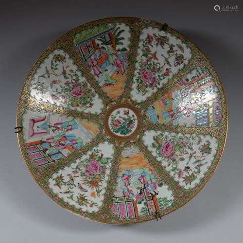 CHINE Plat en porcelaine polychrome et or à décor dans des r...