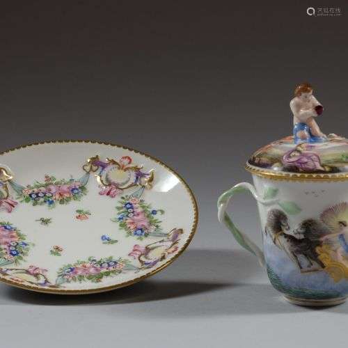 CAPODIMONTE Tasse couverte et sous-tasse en porcelaine polyc...