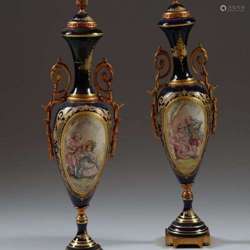 SEVRES dans le style de Paire de vases balustres couverts en...