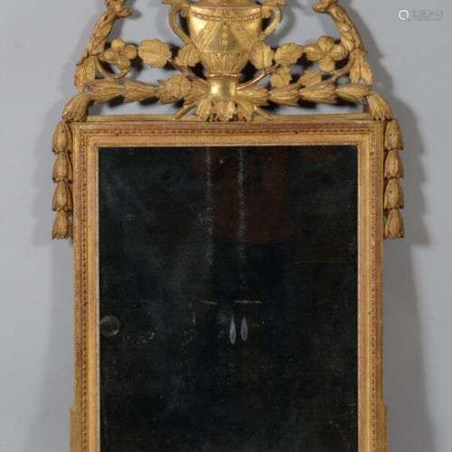 Miroir en bois doré sculpté, le fronton à décor d'un vase fl...