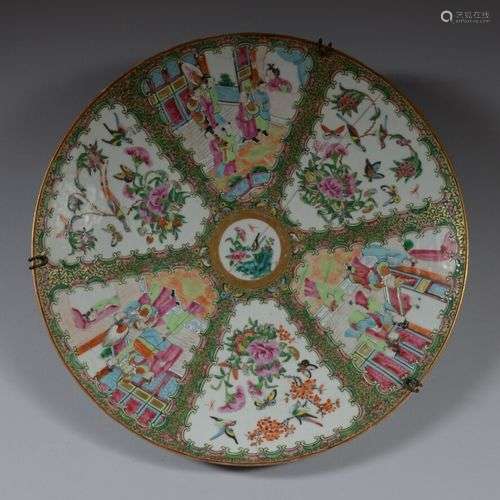 CHINE Plat en porcelaine polychrome et or à décor dans des r...