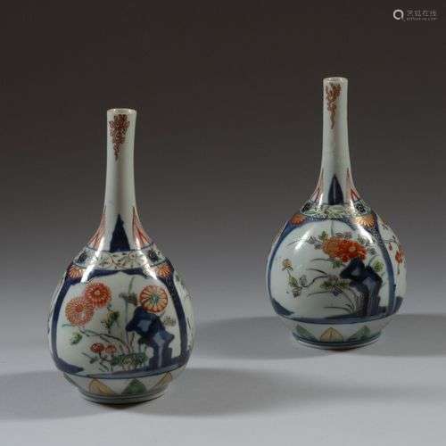 CHINE Paire de vase bouteilles en porcelaine polychrome et o...