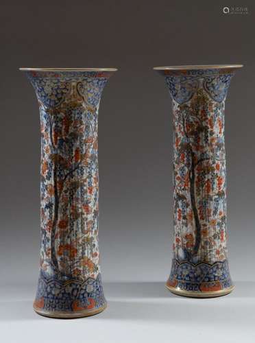 CHINE Paire de vases cornets en porcelaine Imari chinois Le ...