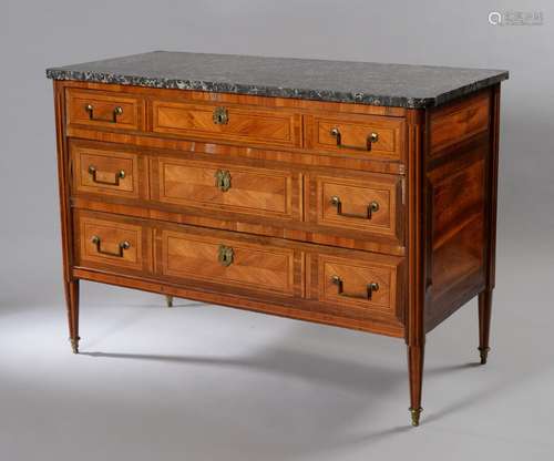 Commode en bois de placage marqueté dans des encadrements de...