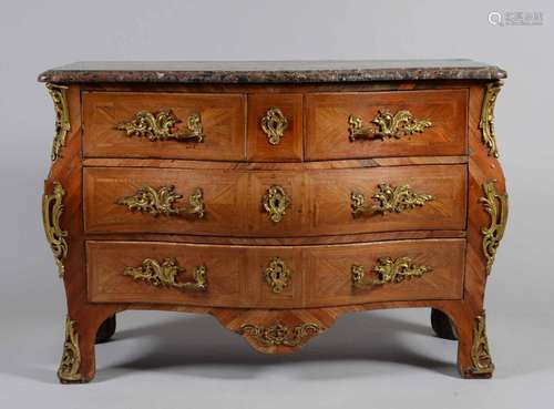 Commode tombeau en bois de placage et encadrement de filets....