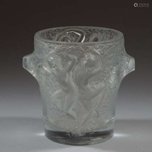 LALIQUE France Vase « bacchantes » en verre moulé pressé opa...