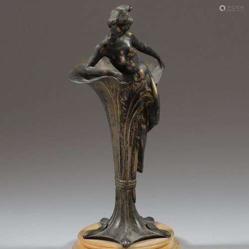 Edouard ROSKAM (1854-1912) Vase en bronze argenté en forme d...