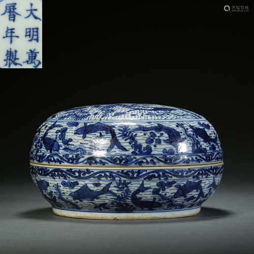 Ming Dynasty, Blue and White Fish Pattern Powder Box