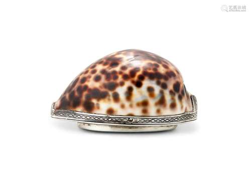 A VICTORIAN SILVER AND AGATE MOUNTED COWRIE SHELL SNUFF BOX ...